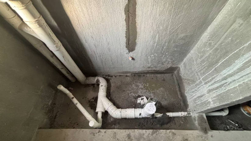 水管布管完工 /posts/life/20260716-squat-toilet-issue/images/20260716-pipes.jpg