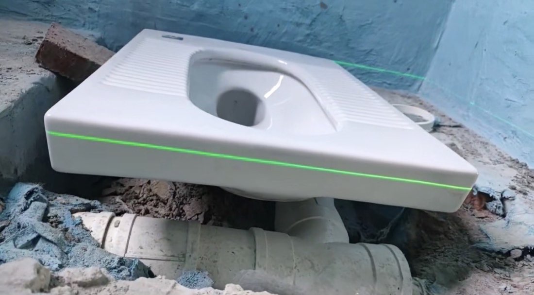 改造后蹲便器相比标准完成面的效果 /posts/life/20260716-squat-toilet-issue/images/20260716-squat-toilet-installation-after-drainage-renovation.jpg